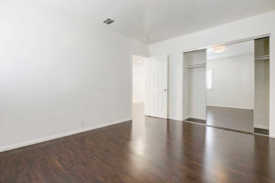 Building Photo - 12156 Vanowen St