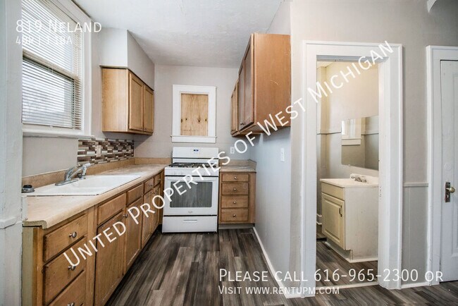 Building Photo - 819 Neland-