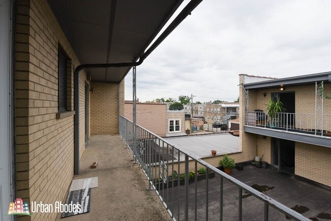 Building Photo - 3042 N Central Ave