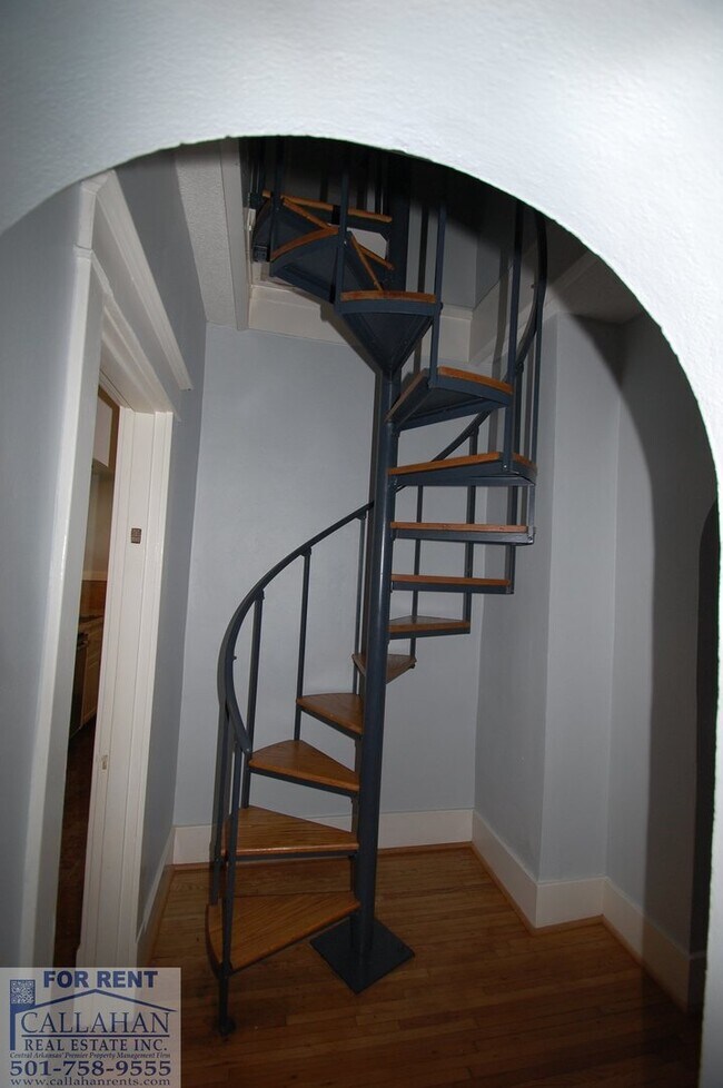 Building Photo - 917 Skyline Dr