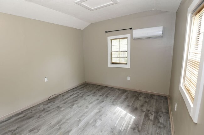 Building Photo - 1  BEDROOM AND 1 BATH TINY HOME / ALL UTIL...