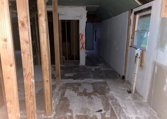 Building Photo - Large Yard & Garage! - $490 Month / $800 Down