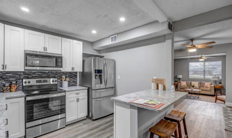 Building Photo - 6906 Bernay Ave