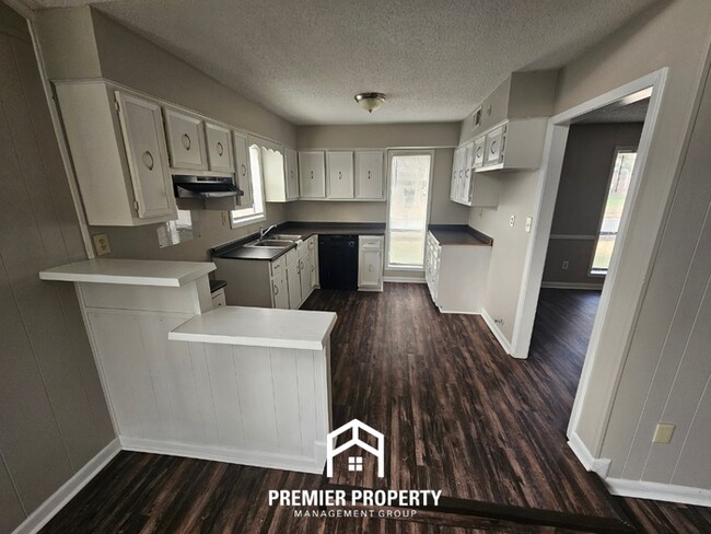 Building Photo - Spacious 3BR Memphis Home with Vaulted Ceilings, Fireplace & Fenced Backyard