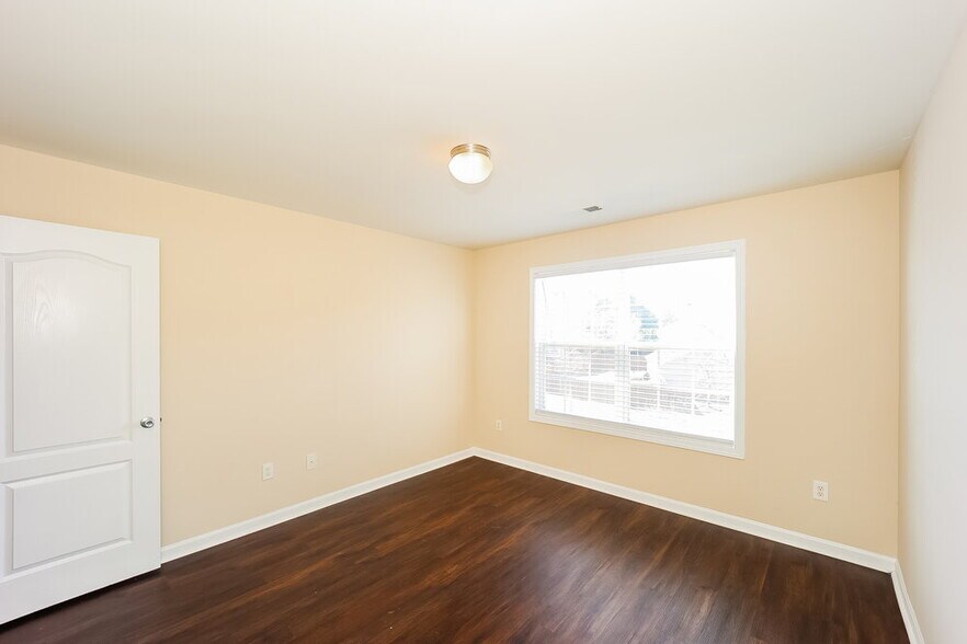 Building Photo - 605 Needle Rush Cir