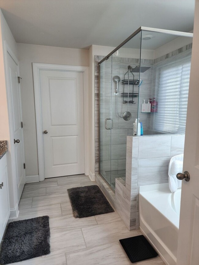Building Photo - Like New Single Family Home minutes from B...