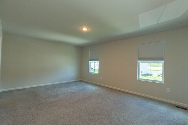 Building Photo - 4 Bed, 3 Bath, Single Family Home in Hedgesville, WV