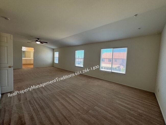 Building Photo - Spaciouse 4 Bed- 3 full Bath + plus Loft Home