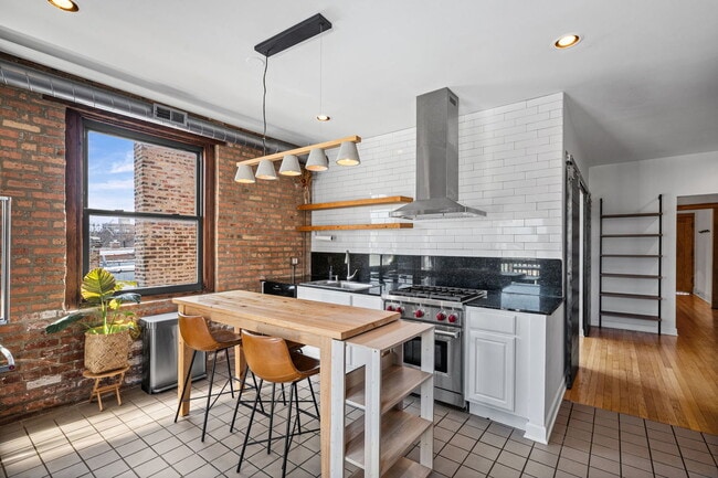 Building Photo - 1474 W Foster Ave