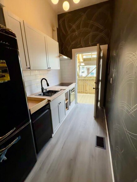 Building Photo - 320 W Hall St