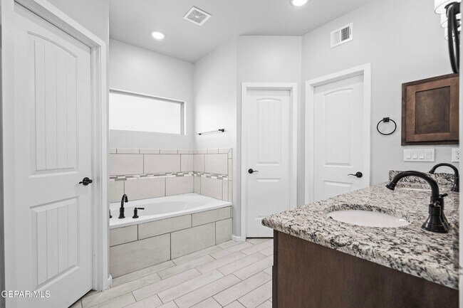 Building Photo - 932 Texas Madrone Dr