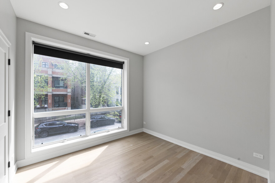 Building Photo - 1050 W Cornelia Ave