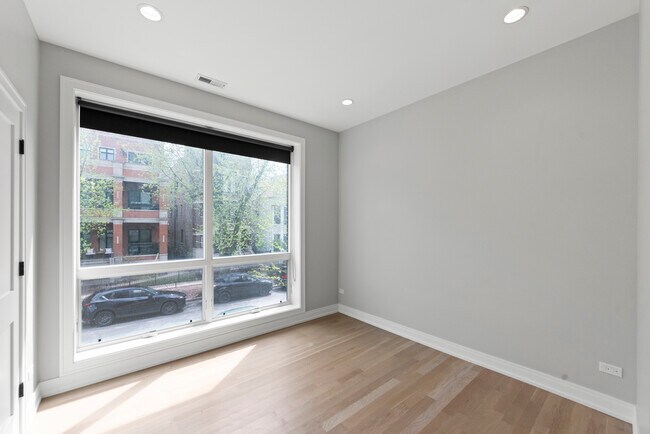 Building Photo - 1050 W Cornelia Ave