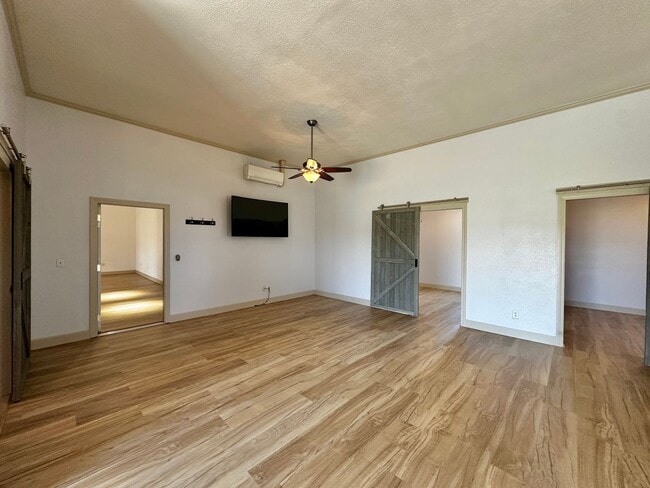Building Photo - Barndominium in the Country!