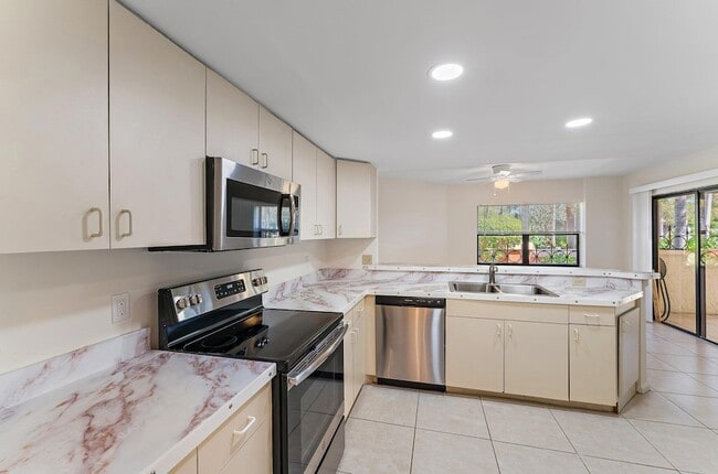 Building Photo - 3 Uno Lago Dr