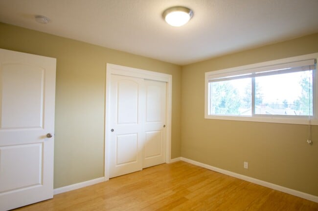 Building Photo - 2nd-Floor Corner 2-Bdr in St. Johns Ready Now!