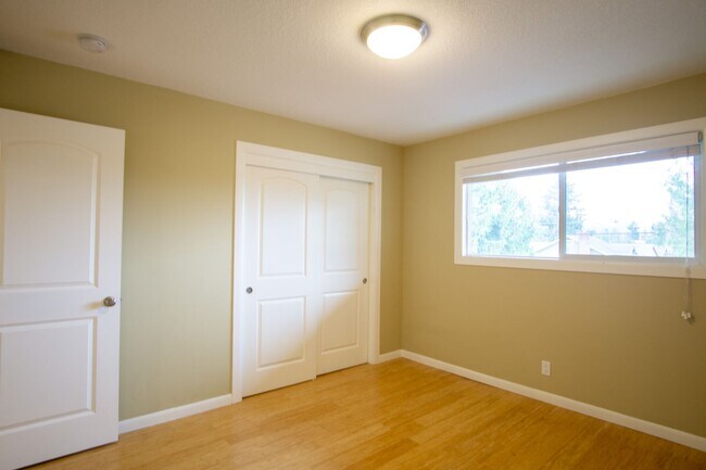 Building Photo - $750 OFF!! Renovated 2 Bedroom Flat in St....