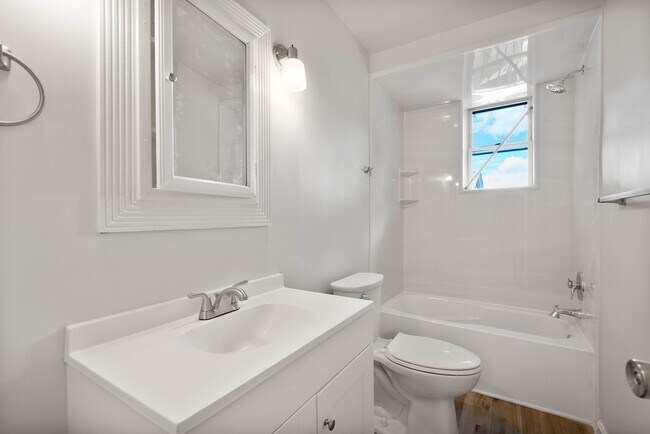 Building Photo - Gorgeous 2 bedroom in Pittsburgh available July 15!