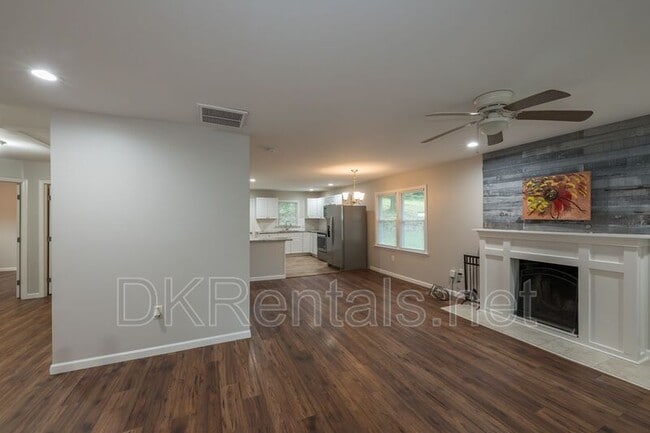 Building Photo - 257 Barfield Ave SW