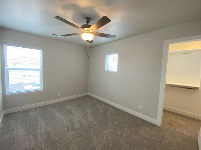 Building Photo - Mustang Townhome!!