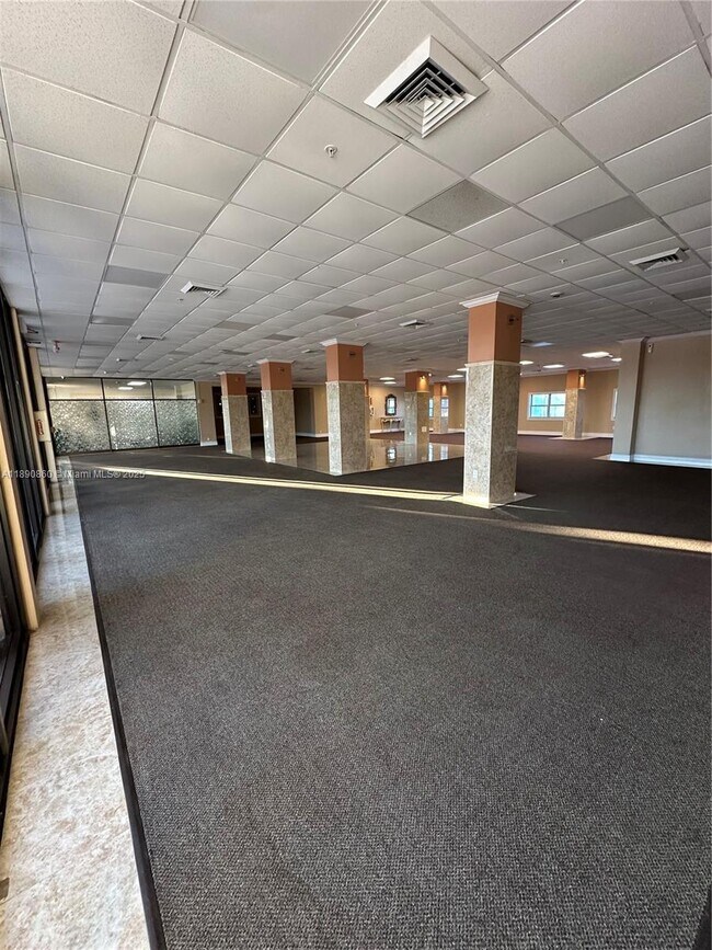 Building Photo - 400 Kings Point Dr