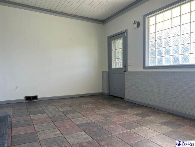 Building Photo - 1712 Hazel Dr
