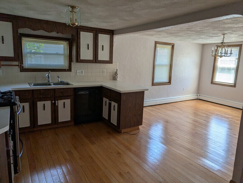 Kitchen and dining room - 302 Riverside Ave