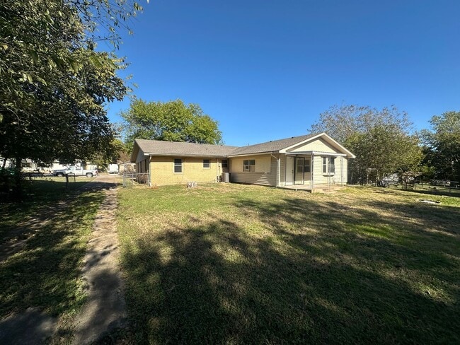 Building Photo - 115 Dawn Dr