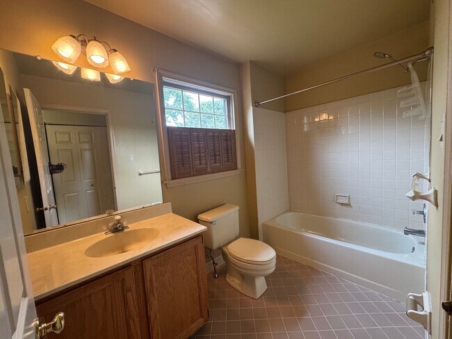 Building Photo - 102 Ravenwood Pl