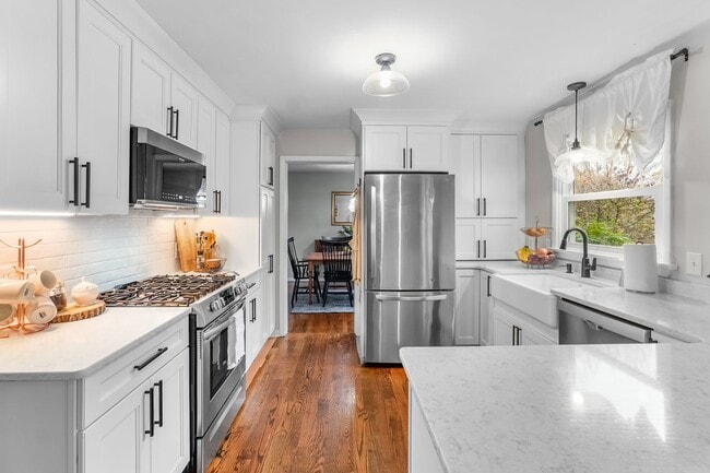 Building Photo - Beautifully Updated 4 Bedroom, 2.5 Bath Home in Fairview