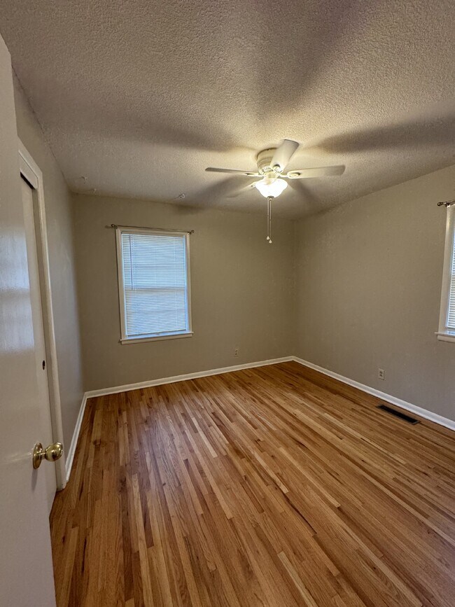 Building Photo - 3 bedroom, 1 bathroom house with partially...