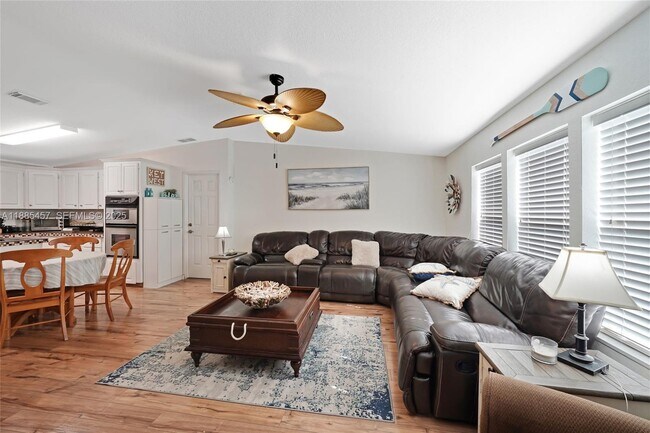 Building Photo - 945 Plantation Rd