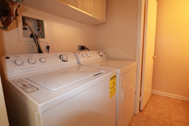 Building Photo - FRESH PAINT AND NEW FLOORING = 3BD + 2.5BA TH