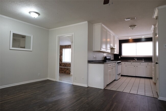 Building Photo - 3401 Princeton Dr