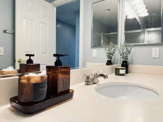 Building Photo - Short Term Rental & Furnished