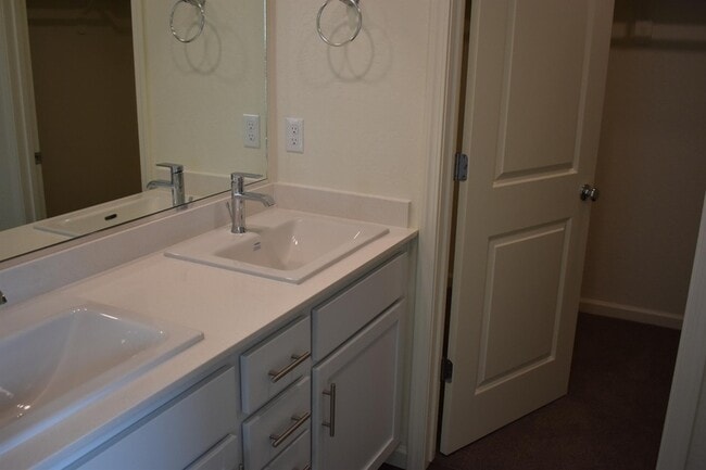 Building Photo - 4554 Iris Ct