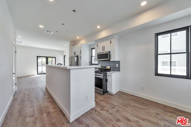 Building Photo - 1024 1/2 Masselin Ave