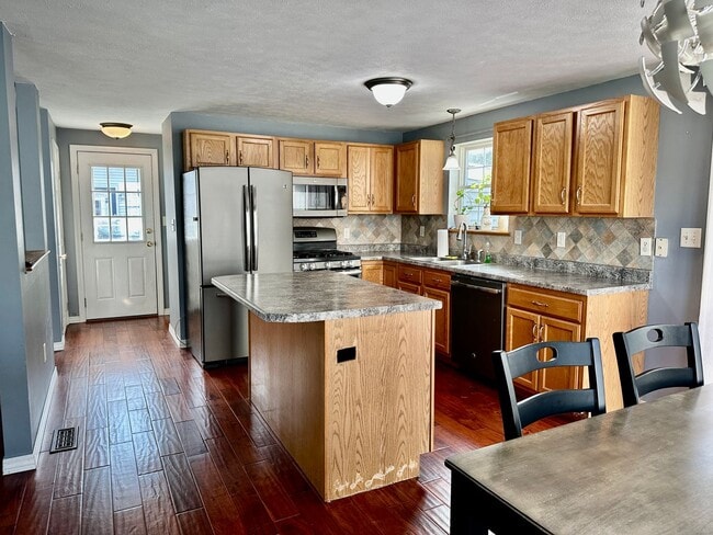 Building Photo - Like New 3BR, 1.5 bathroom Colonial For Rent