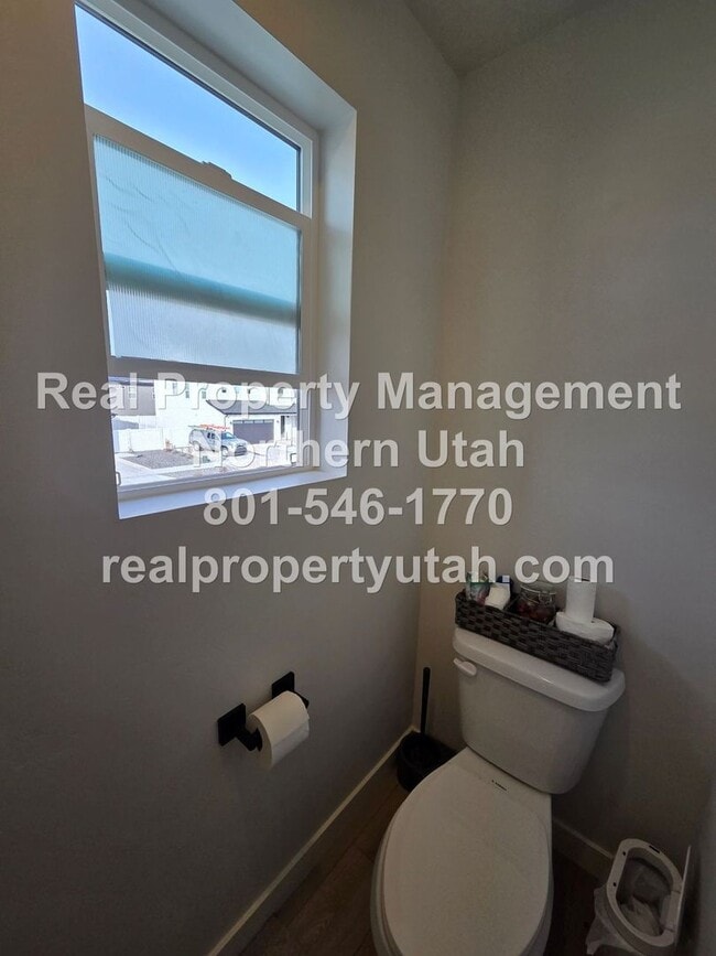 Building Photo - Stunning 4 Bedroom 2.5 Bath Home in Syracuse