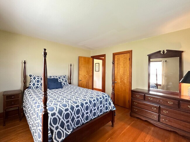 Building Photo - Fully Furnished/Inclusive 2 Bedroom/1 Bathroom Rancher For Rent