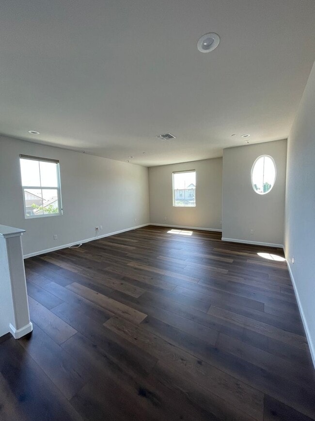 Building Photo - 427 Avignon Way