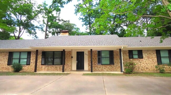 Building Photo - Updated 5 bedroom, 3 bathroom home in Tyle...