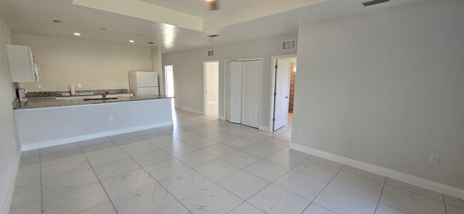 Building Photo - Newer Three Bedroom, 2 Bath, 1 Car garage-...
