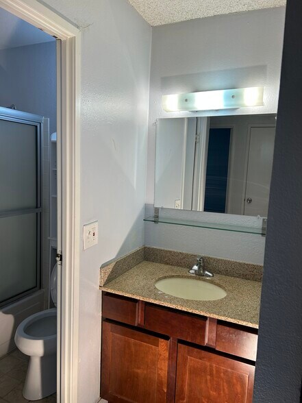 Building Photo - 1350 Golden Cir