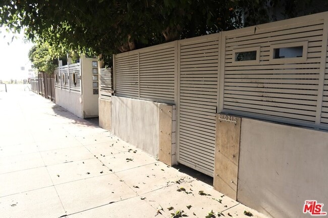 Building Photo - 21 1/2 Wavecrest Ave