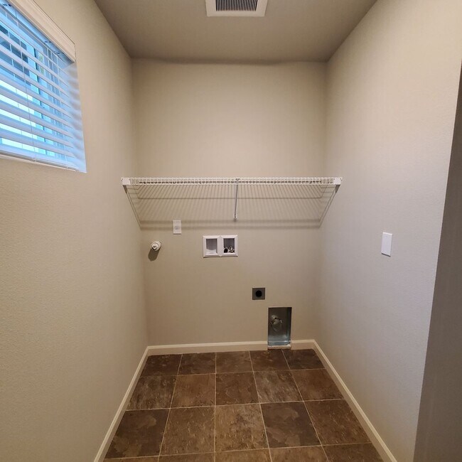 Building Photo - Newer 3 bedroom 2 bath home in SE Albany, close to LBCC, Easy drive to Corvallis, Lebanon or I-5