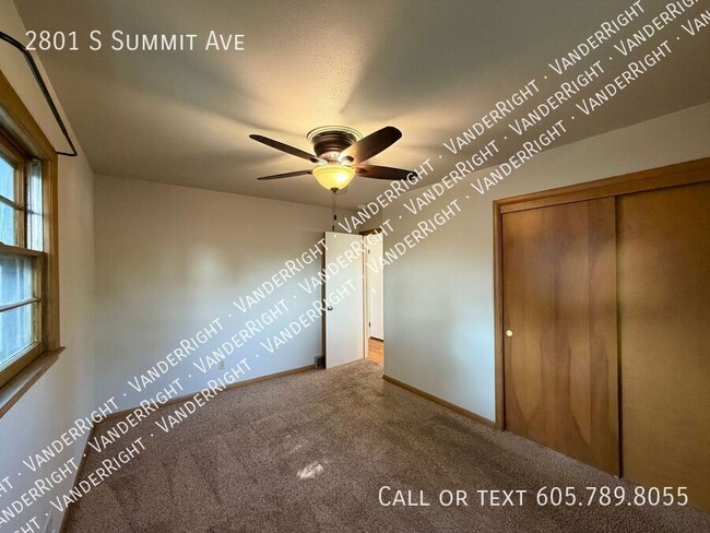 Building Photo - 2801 S Summit Ave