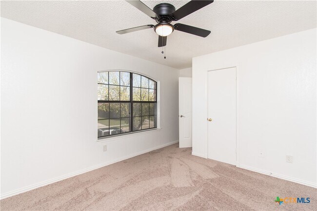 Building Photo - 2104 Corona Dr