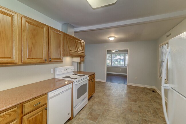 Building Photo - Renovated Brick Ranch!