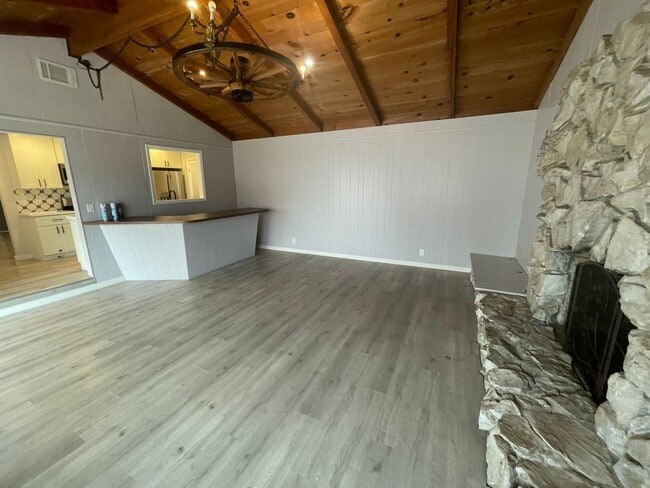 Building Photo - $3690 -- Charming, Centrally Located Singl...